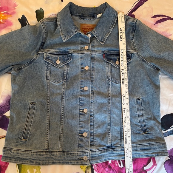 Levi's Original Trucker Denim Jacket in Medium Blue Jean Wash | Women’s Plus 2X - Picture 6 of 15